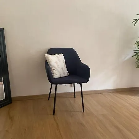 Cozy Apt Near Castle